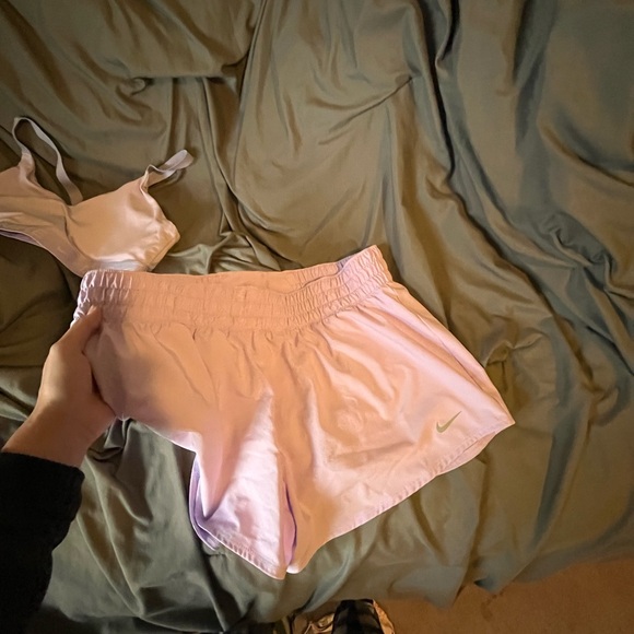 LILAC NIKE WORKOUT SET - Picture 5 of 6